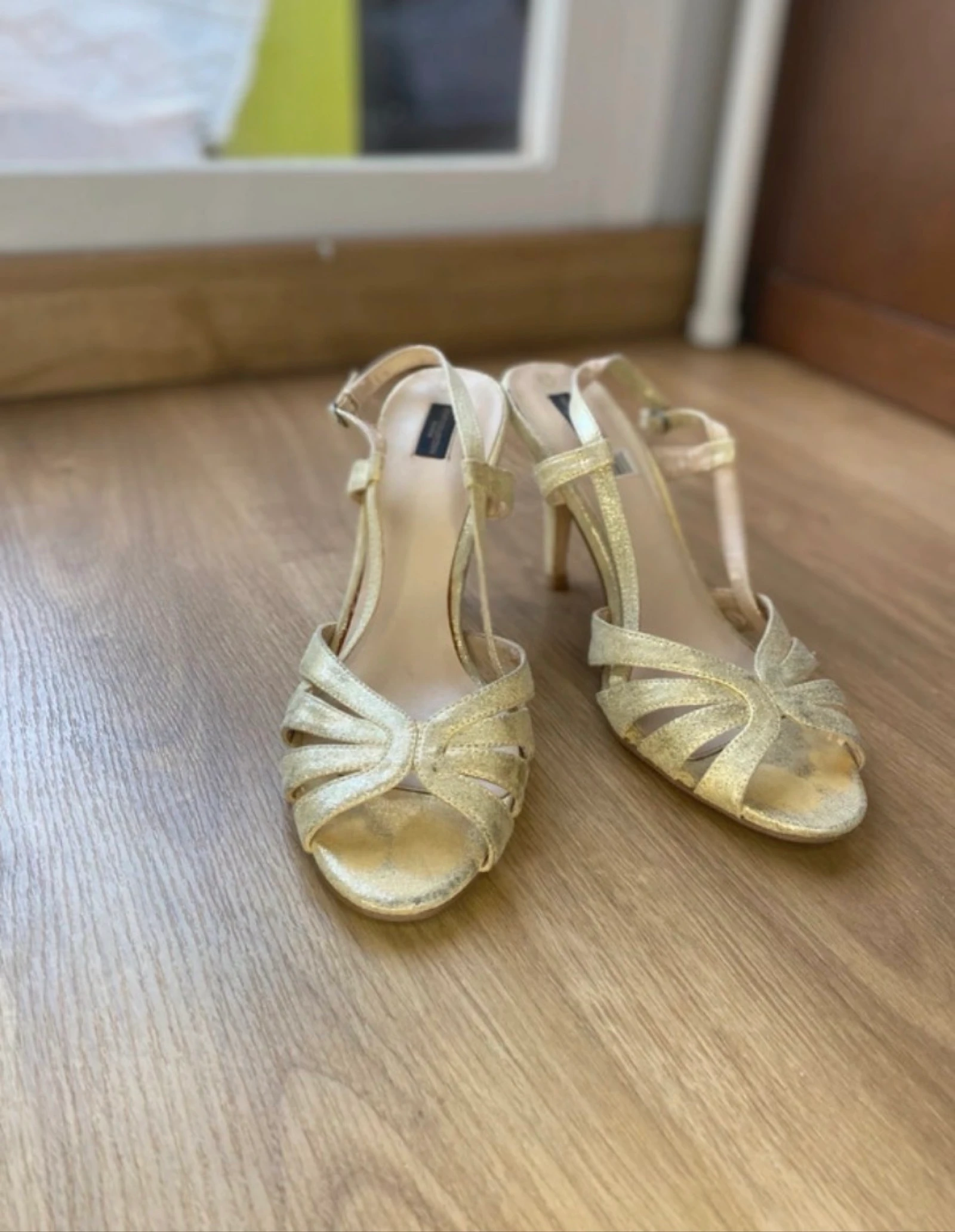 Tacones dorados de mujer 
